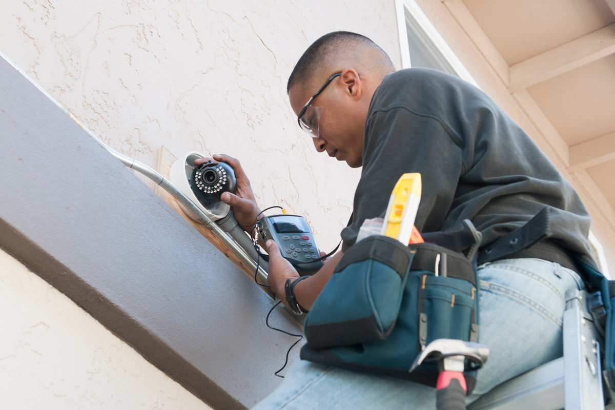 SmartMen technician installing a 4K security camera